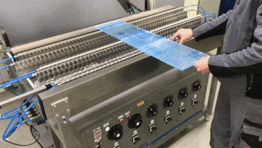 Kunststoff-Biegemaschine für Kunststoffplatten ausziehbare Materialauflage