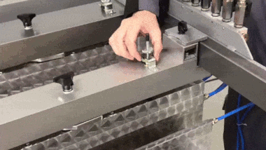 Biegemaschine für Kunststoffplatten Strahlerhoehenverstellung